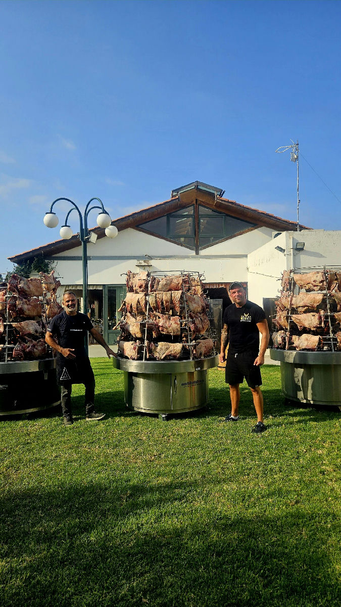 Fleisch am Antikristo-Grill beim langsamen Garen