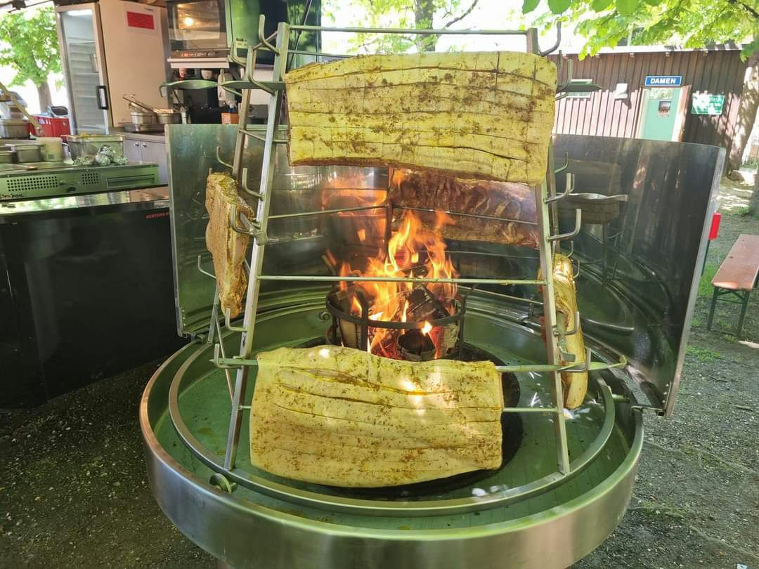 Antikristo nach kretischer Tradition über dem Feuer