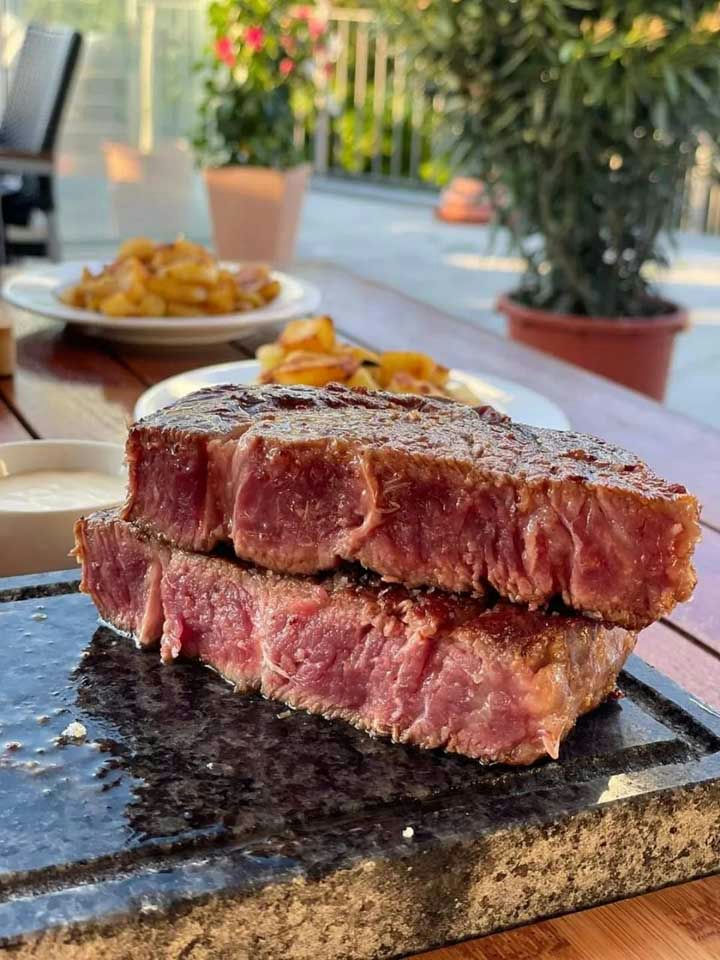 Australisches Black Angus auf dem heißen Stein