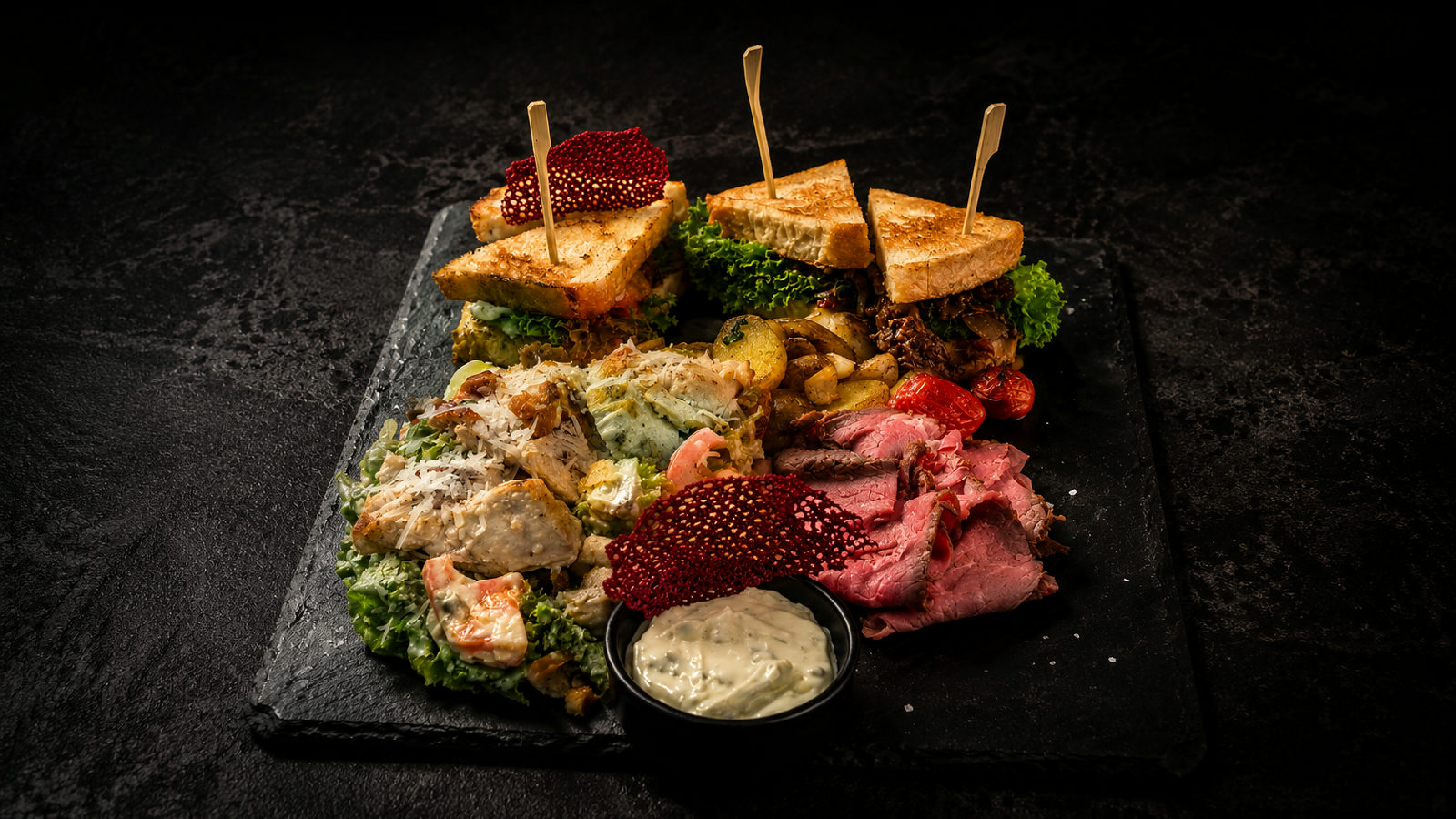 Große Sharing-Platte mit Sandwiches und Roastbeef