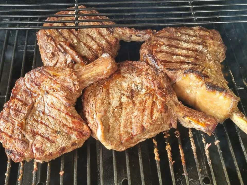 Gegrilltes Côte de Boeuf nach Sous-Vide-Garung