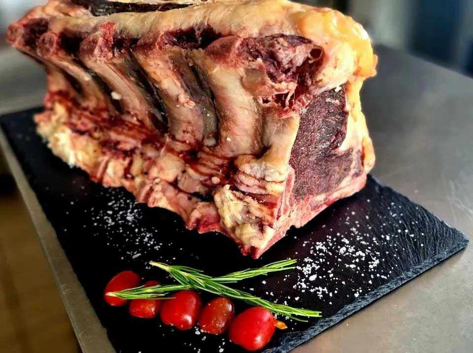 Dry Aged Rinderrücken im Reifeschrank