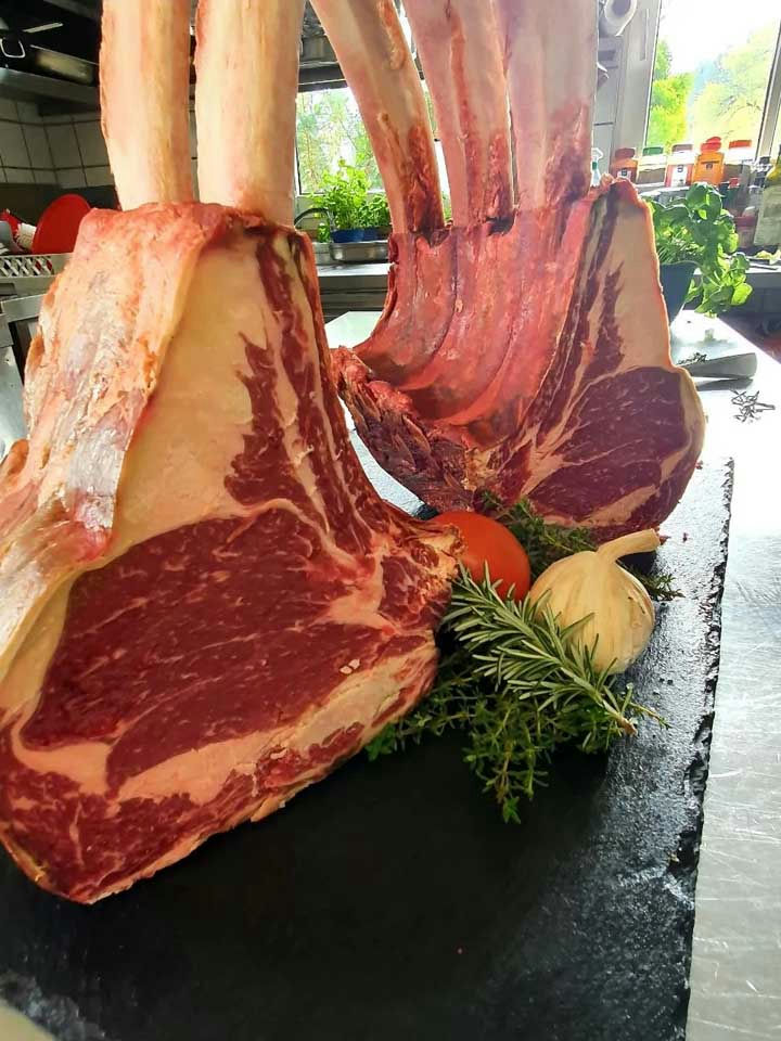 Dry Aged Tomahawk, sechs Wochen am Knochen gereift