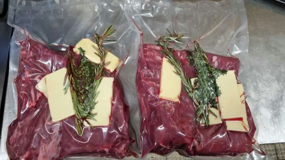 Entrecôte mit Butter und Rosmarin für Sous-Vide vorbereitet