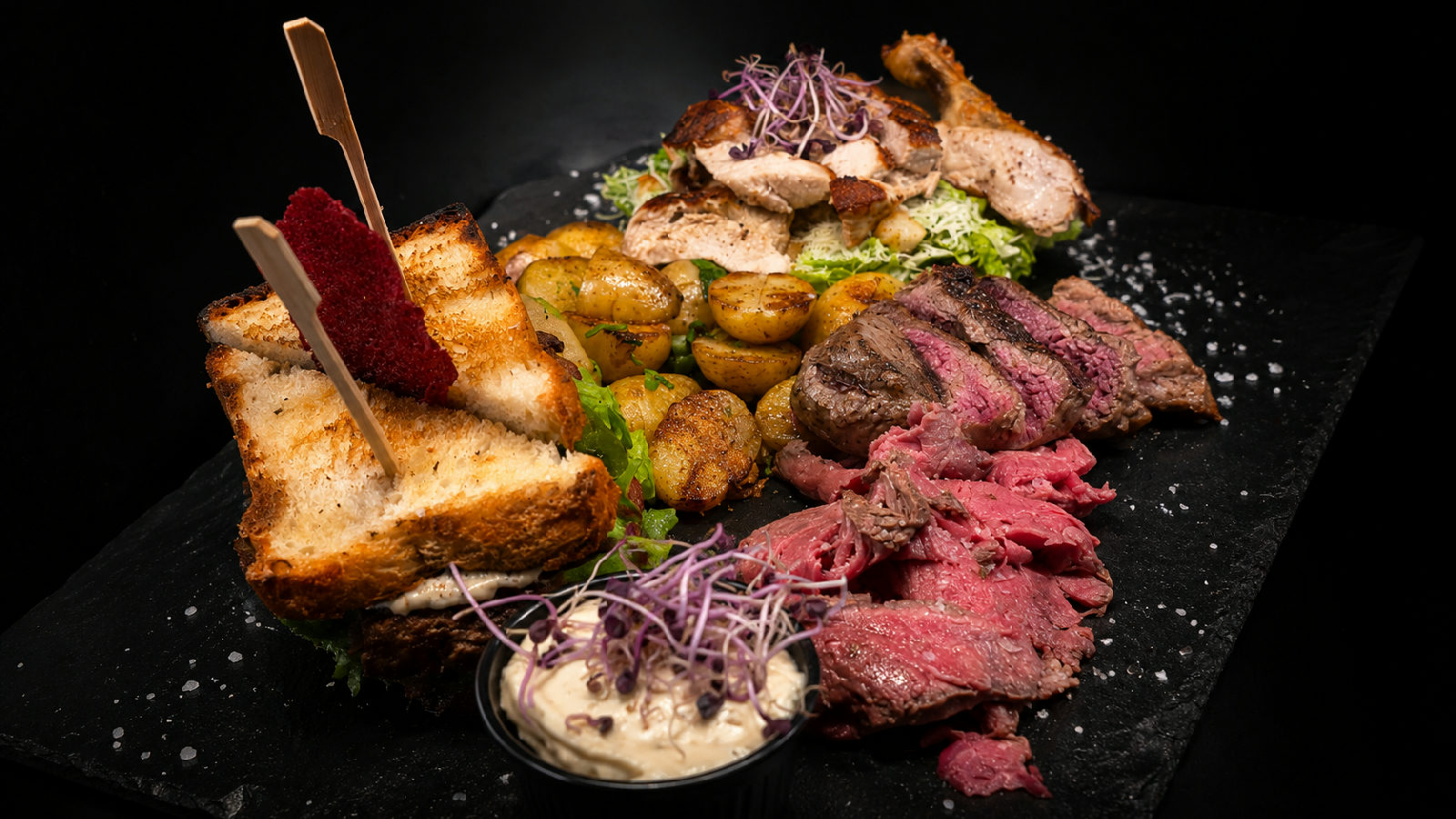 Fleischplatte mit Sandwich, Steak und Roastbeef