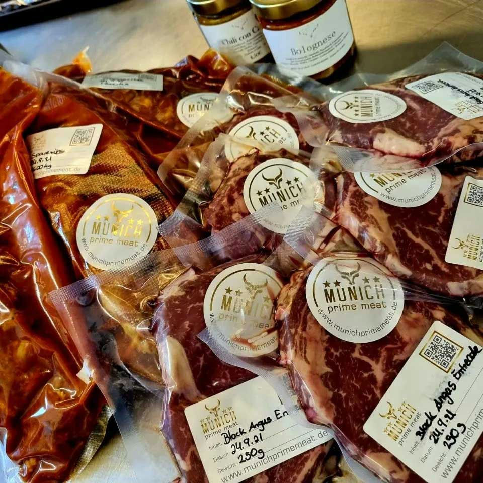 Mehrere vorbereitete Grillpaket-Bestellungen