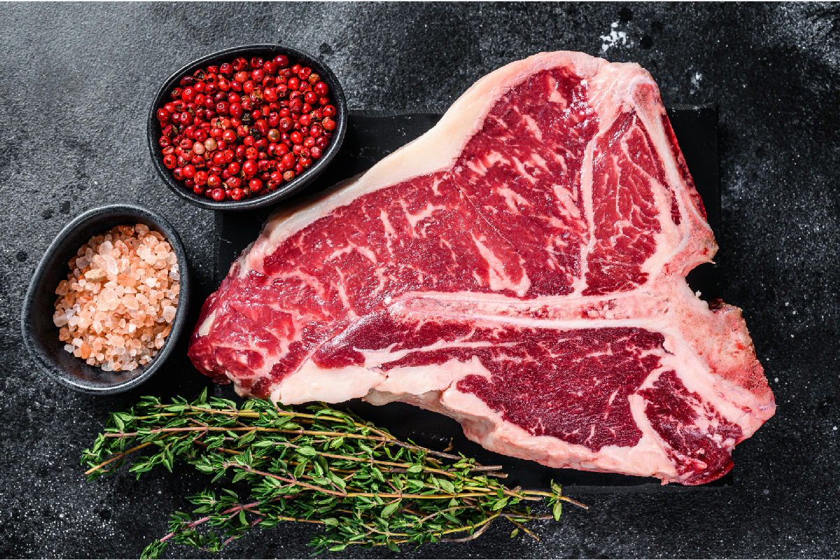 Rohes Porterhouse-Steak mit rosa Pfeffer und Salz