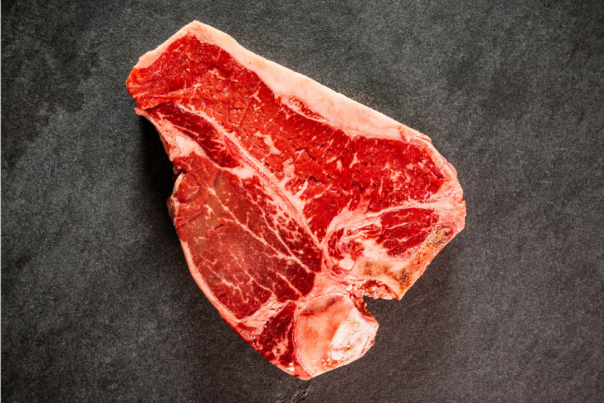 Rohes T-Bone-Steak mit feiner Marmorierung