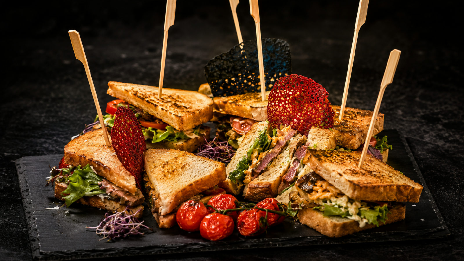 Club-Sandwiches mit Roastbeef auf Schieferplatte