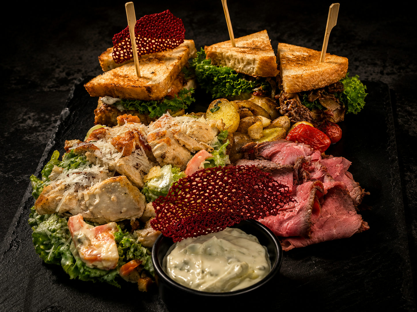 Sharing-Platte mit Sandwiches, Roastbeef und Salat