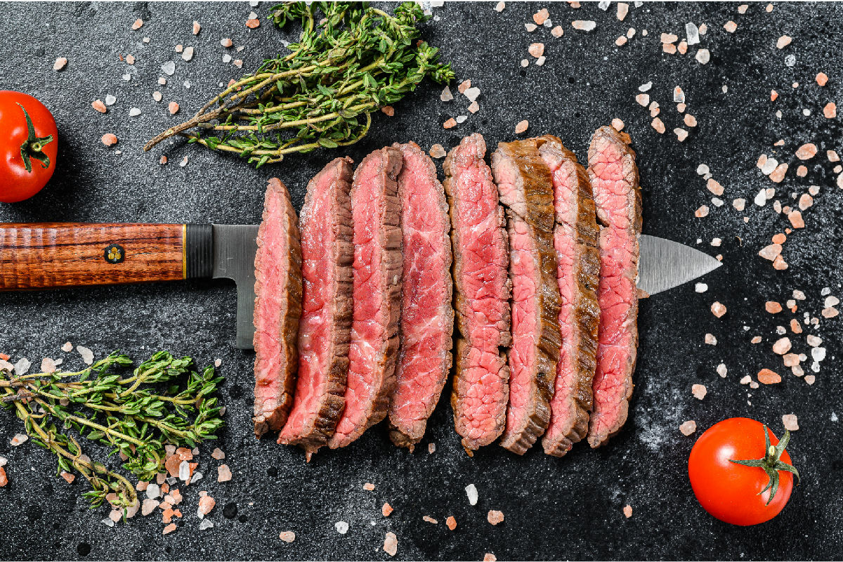 Dünn aufgeschnittenes Flanksteak mit Thymian und Salzflocken