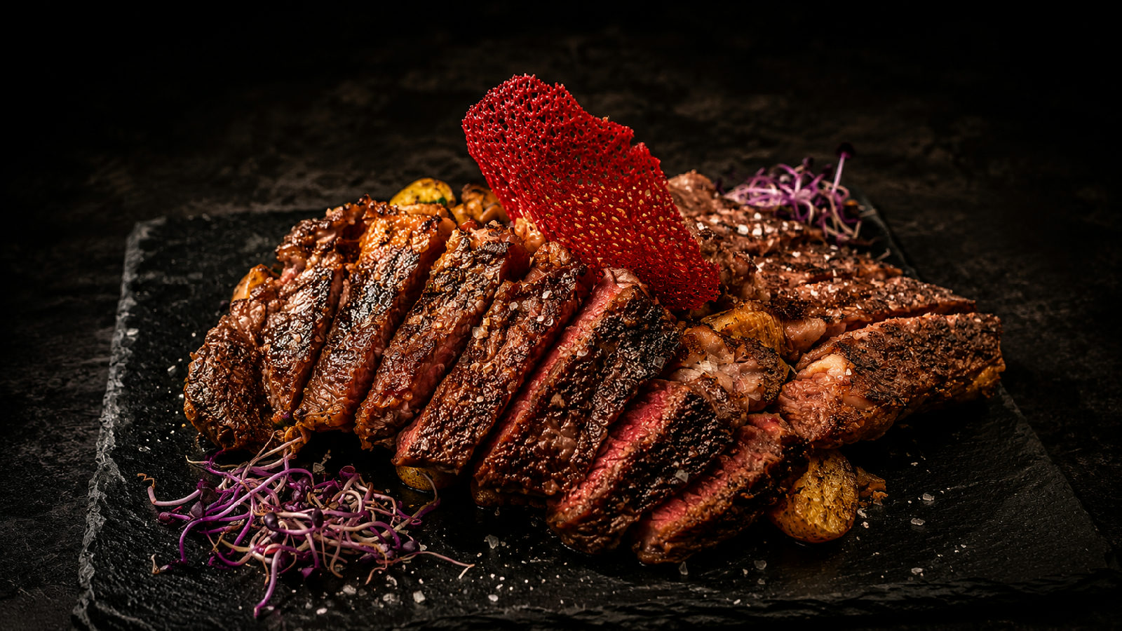 Aufgeschnittenes gegrilltes Steak, fächerförmig angerichtet
