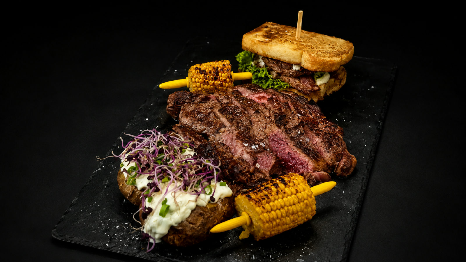 Gegrilltes Steak mit Maiskolben und Ofenkartoffel