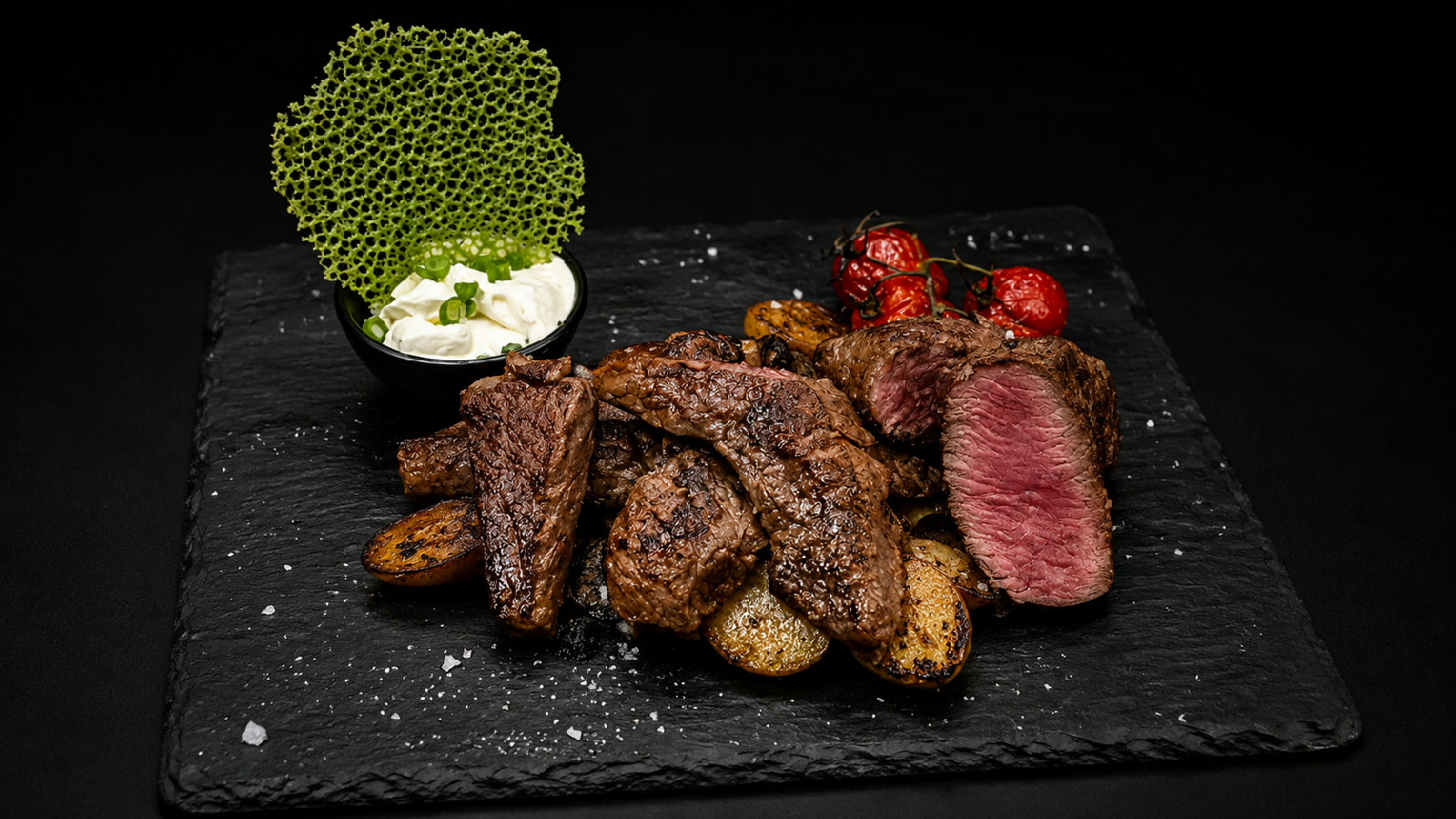 Rosa gebratenes Steak mit Röstkartoffeln