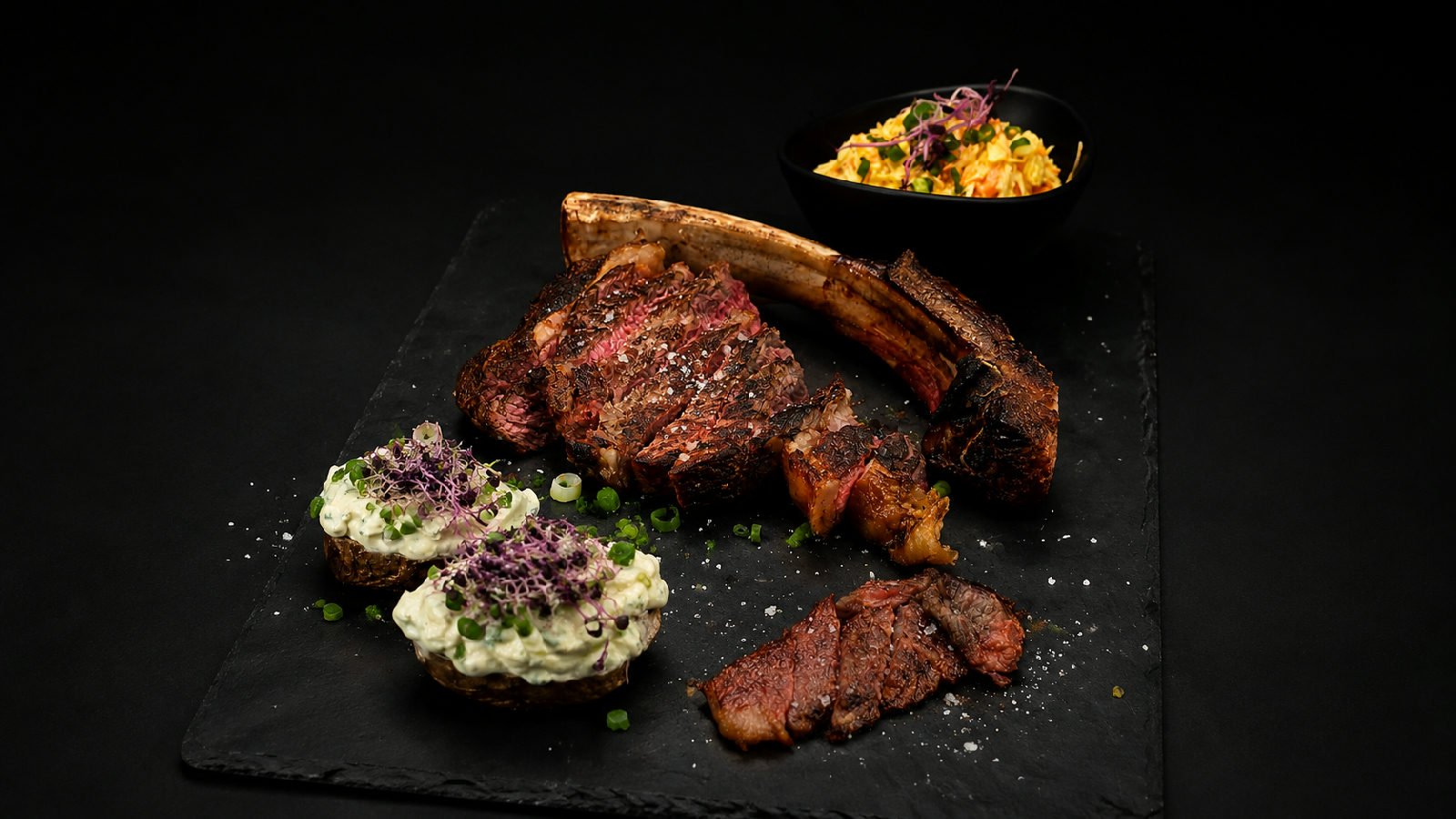 Tomahawk-Steak am Knochen mit Ofenkartoffeln