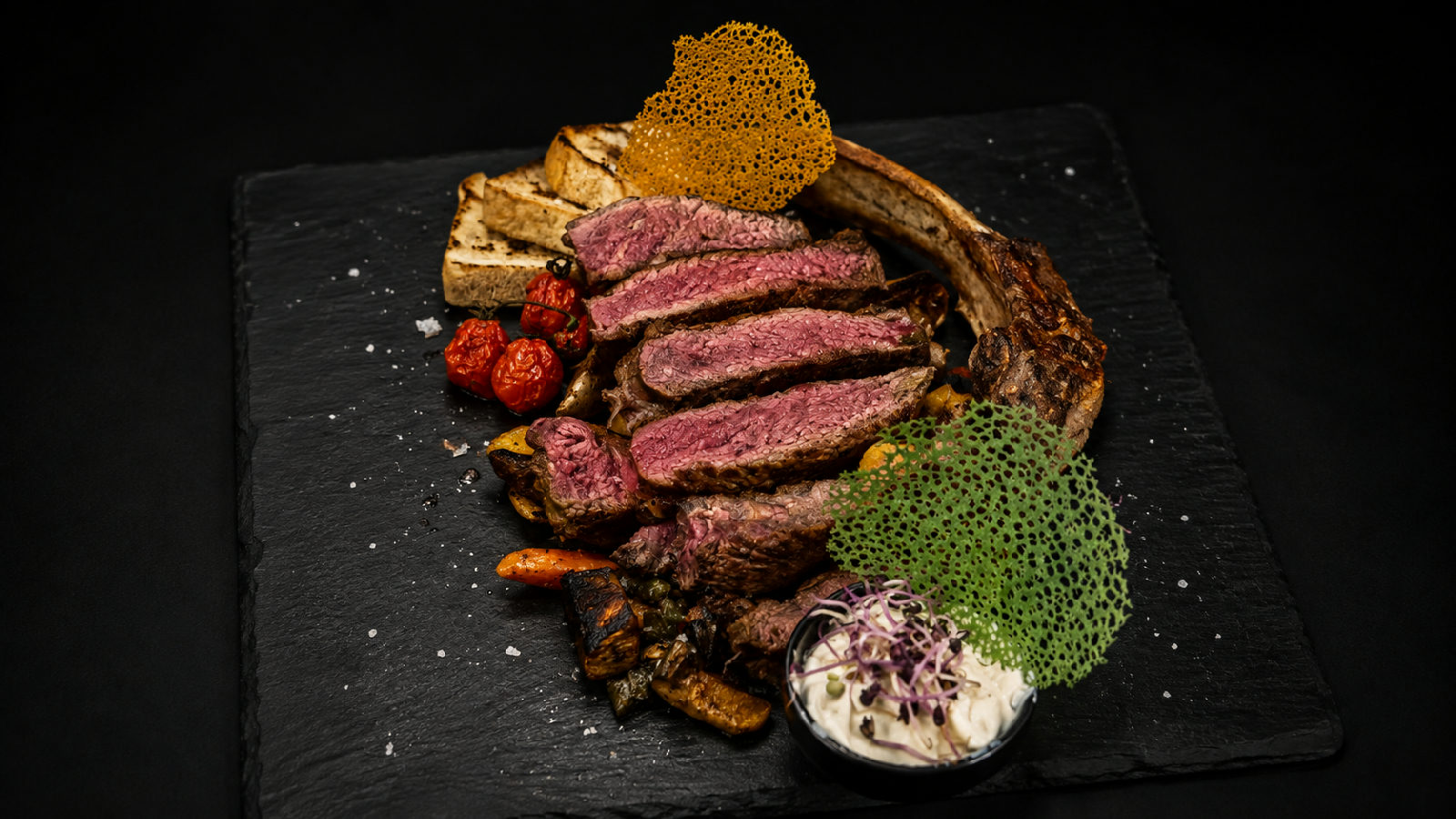 Aufgeschnittenes Tomahawk-Steak mit geröstetem Toast und Dip